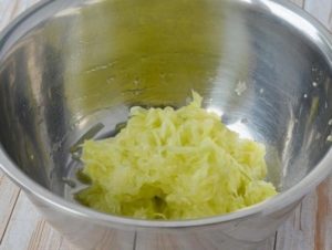 Кабачковый рулет с творожным сыром