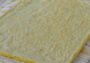 Кабачковый рулет с творожным сыром