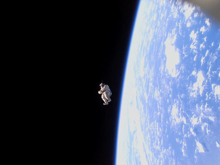 12 невероятно странных вещей, которые люди догадались запустить в космос