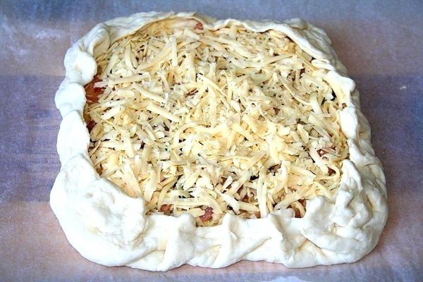 Пирог с беконом и сыром