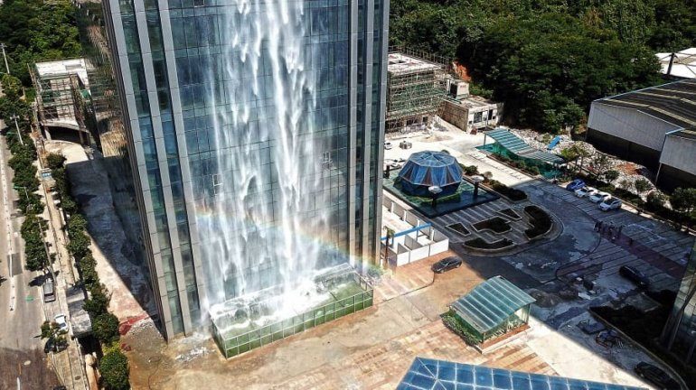 Китайский небоскреб со 100-метровым водопадом