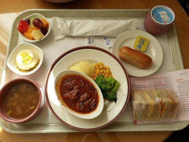 Чем кормят пациентов в госпиталях разных стран мира