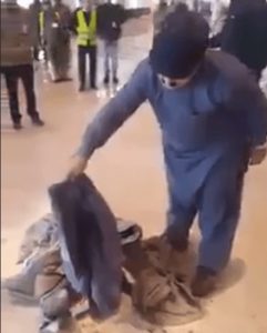 Один из пассажиров отменённого рейса в злости поджег свой багаж