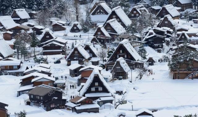 2.СИРАКАВА-ГО Впрочем, Япония — это намного больше, чем катание на лыжах. Зима в Японии отличается от зимы в нашей стране: она более экзотическая и даже, можно сказать, обладает собственной культурой. Во время зимней поездки в Страну восходящего солнца вы можете соединить катание на лыжах с дивным путешествием по неизведанным, но очаровательным уголкам Японии. Раз уж вы проделали столь долгий путь, почему бы не получить максимальную отдачу от стоимости ваших авиабилетов? У нас есть хорошие новости: в пределах легкой досягаемости вы можете обнаружить места, которые поразительны в своей причудливости и красоте. Одно из них — Сиракава-го. Эта крошечная деревня, расположенная в глубине тихой долины, оставалась малоизвестной, пока сквозь окружающие ее высокие горы не проложили туннель. Именно тогда, всего около 10 лет назад, Япония и мир «обнаружили» Сиракава-го — деревню с соломенными «пряничными» домиками и уникальной культурой. На данный момент двери этого объекта Всемирного наследия ЮНЕСКО открыты для посещения.Светлая и яркая летом, укрытая густым снежным покровом зимой, Сиракава-го в любое время года остается очень милой и гостеприимной. Здесь расположено несколько гостевых домов-минсюку, где вы можете остаться на ночлег. А учитывая, что зима в Японии — это рай для фотографа, обязательно возьмите с собой штатив, чтобы сделать ночные снимки деревни: в темное время суток домики подсвечиваются для вашего эстетического удовольствия.