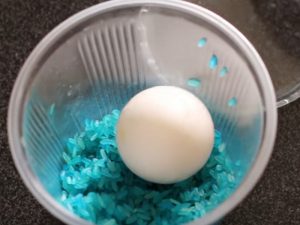 Как покрасить яйца с помощью риса