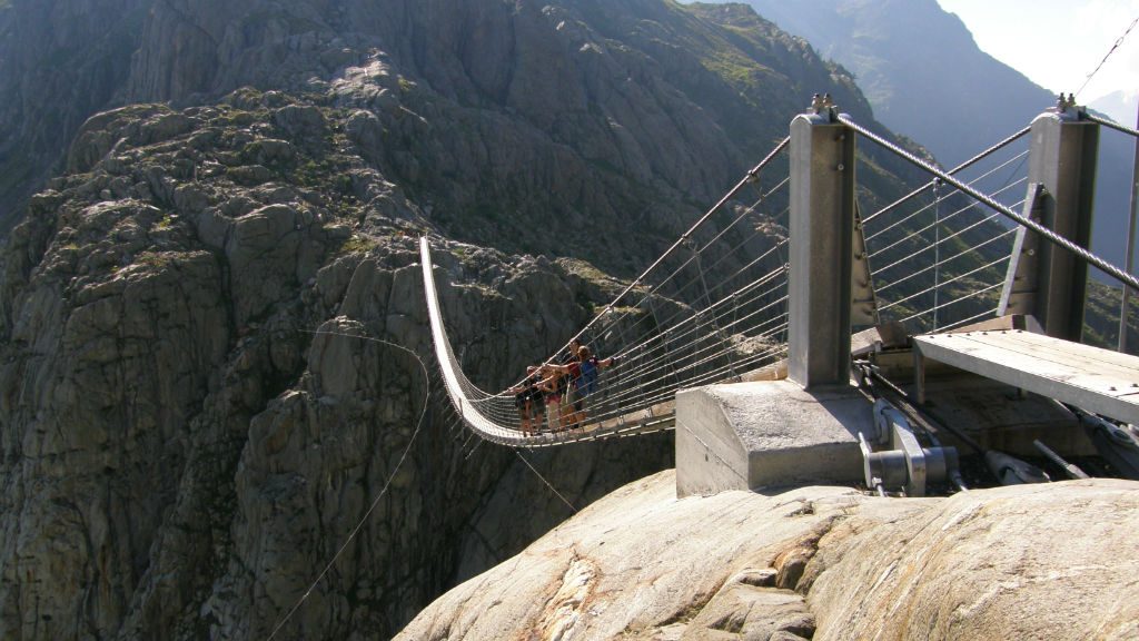 5 самых опасных мостов в мире которые нельзя переходить без страховки