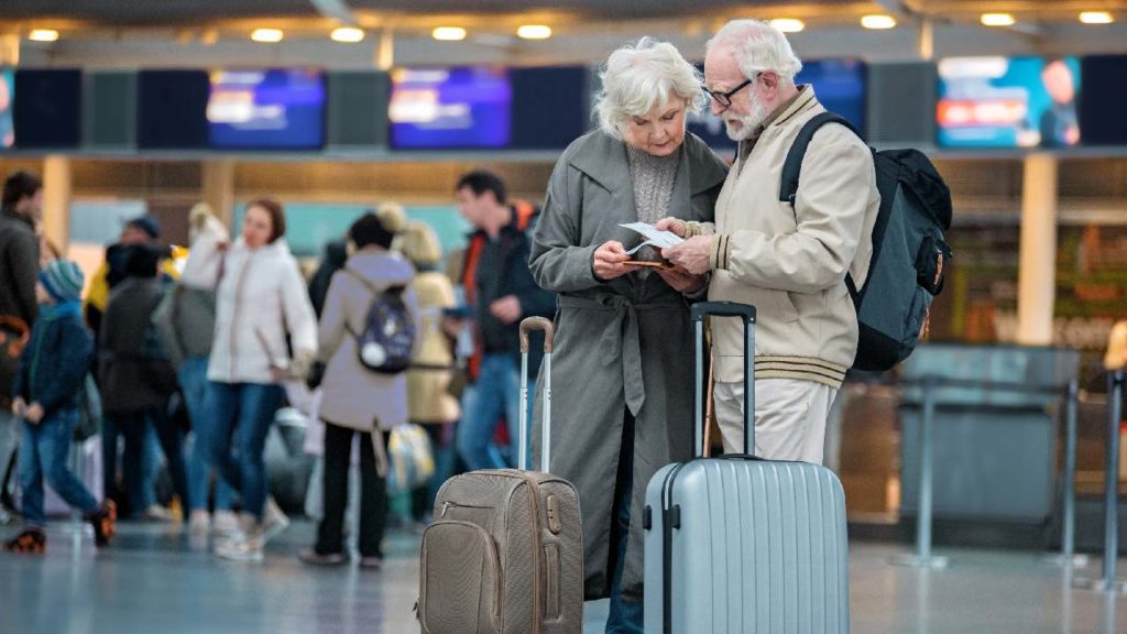 Как пенсионеру путешествовать дешево на самолете