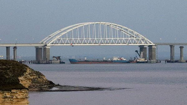 С Крымского моста срезали первый свадебный замок