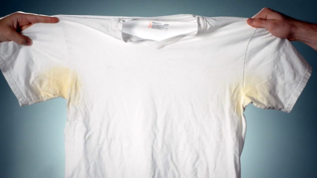 Как избавиться от желтых пятен пота на белой одежде: простой, но полезный метод
