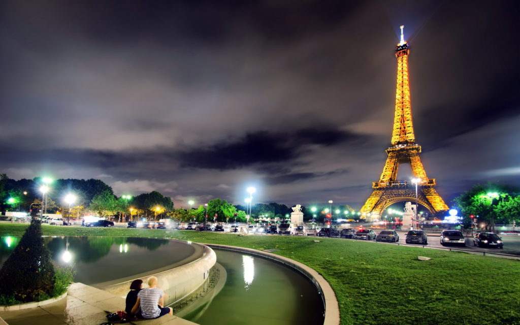 В какое время года дешевле всего посетить Париж