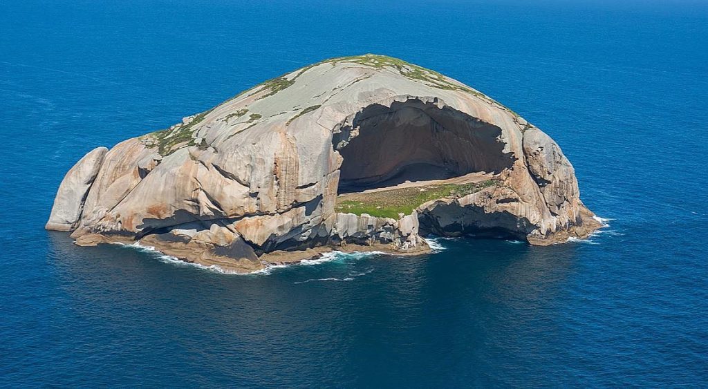 Остров «Черепа» и его «боевые» достопримечательности