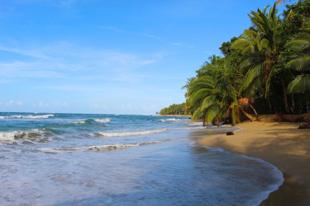 10 самых красивых пляжей, покоряющих туристов с первого взгляда