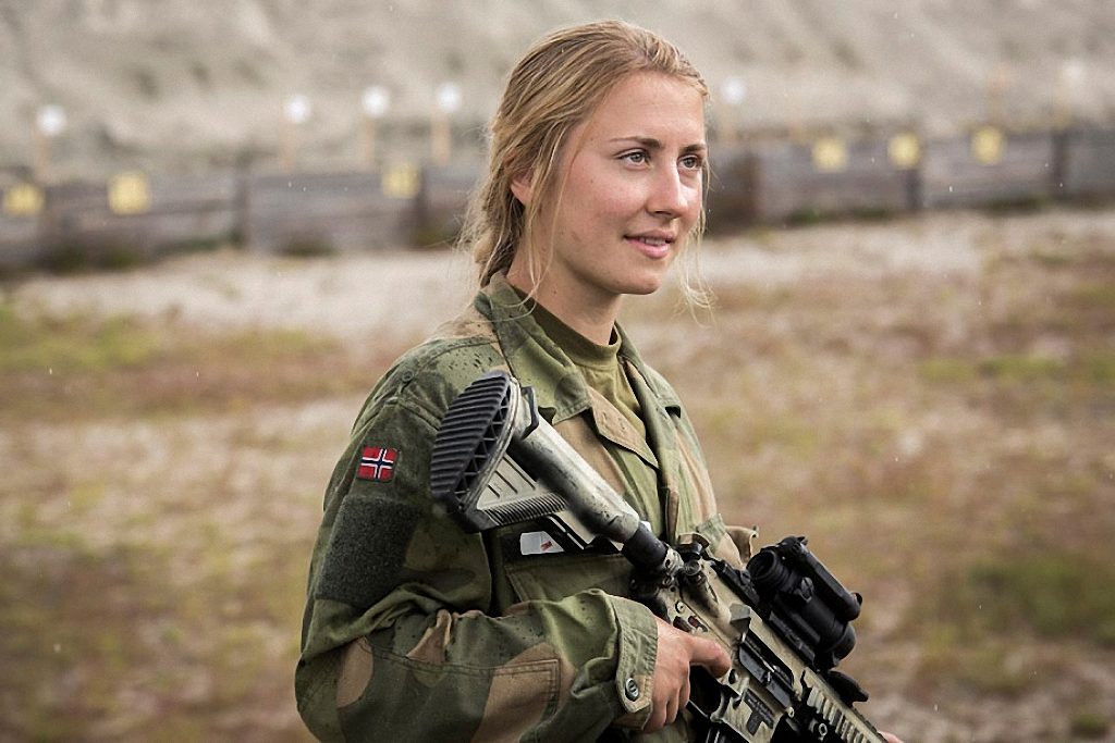 В армию с макияжем: страны,в которых женщина обязана служить
