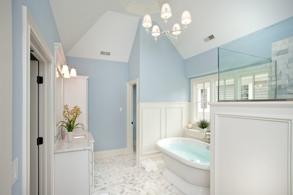 Какой потолок выбрать для ванной?