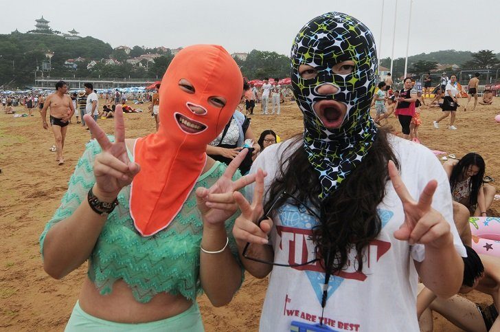 Зачем китайцы носят пугающие и странные маски на пляже