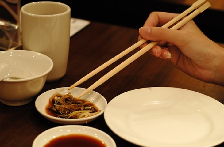 Почему китайцы едят палочками