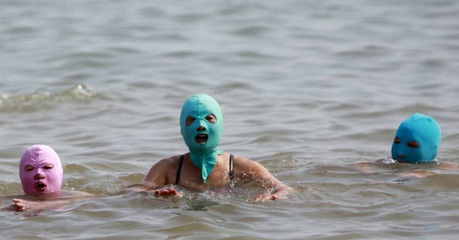 Зачем китайцы носят пугающие и странные маски на пляже