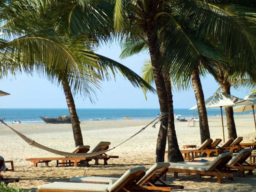 5 недорогих курортов, где можно позагорать на пляже осенью