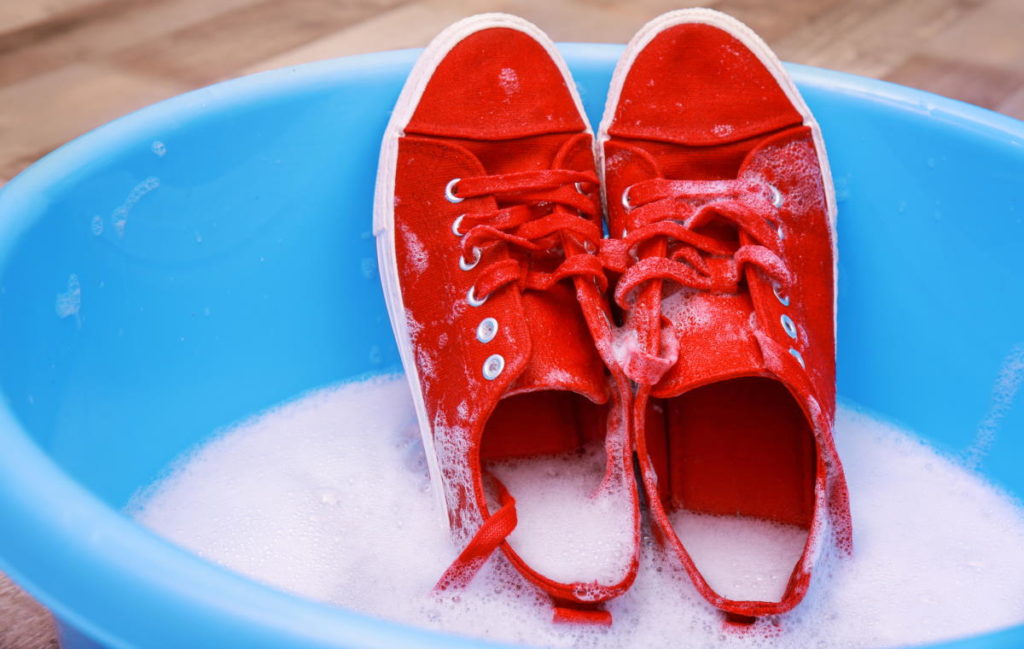 Зачем прятать кусочки мыла в ботинки