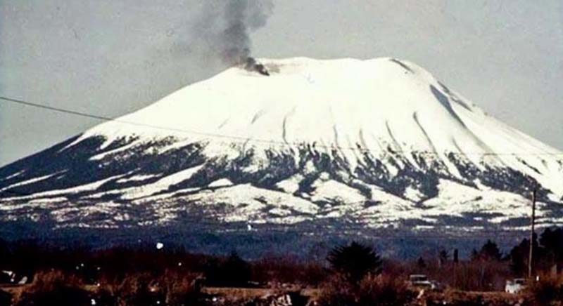 Мужчина носил на вулкан покрышки в течение трех лет, чтобы потом разыграть извержение