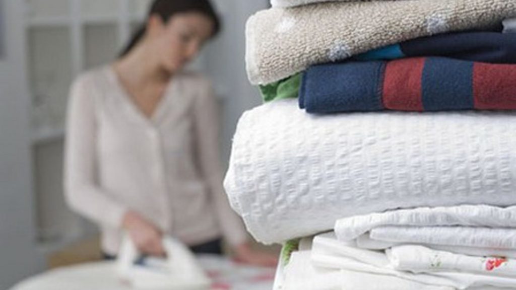 Как правильно гладить одежду из разных тканей