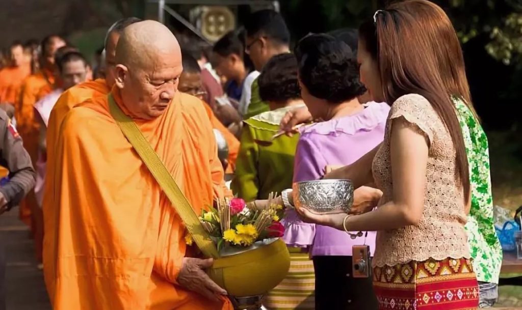 Почему в Таиланде не принято давать монеты на чай