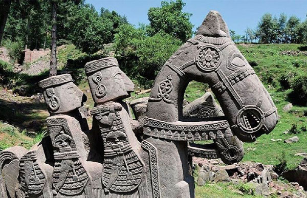 Уникальная находка — в Гималаях найдено древнее каменное войско