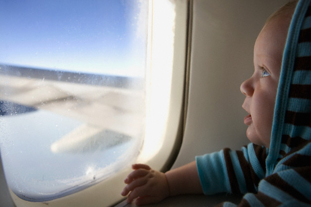 6 простых правил, которые нужно знать, прежде чем полететь на самолете с ребенком