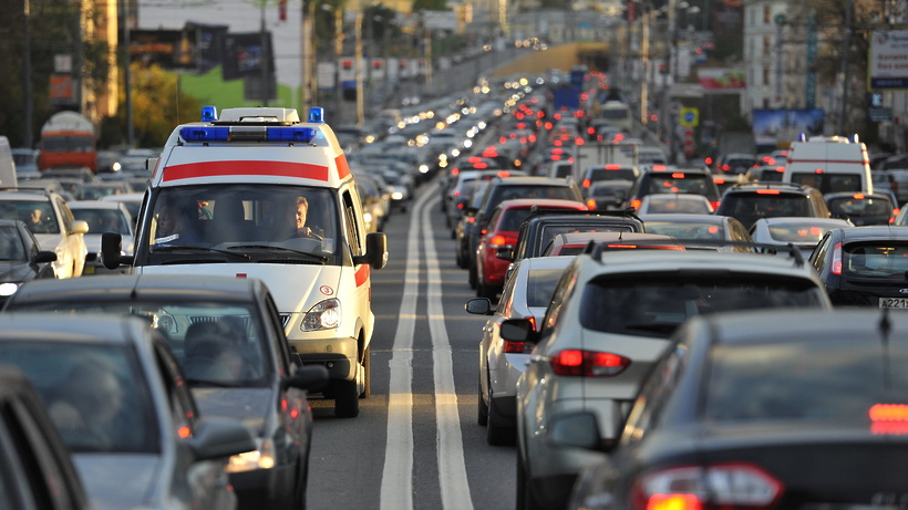 Подсчитано, сколько времени водители тратят на пробки в разных городах
