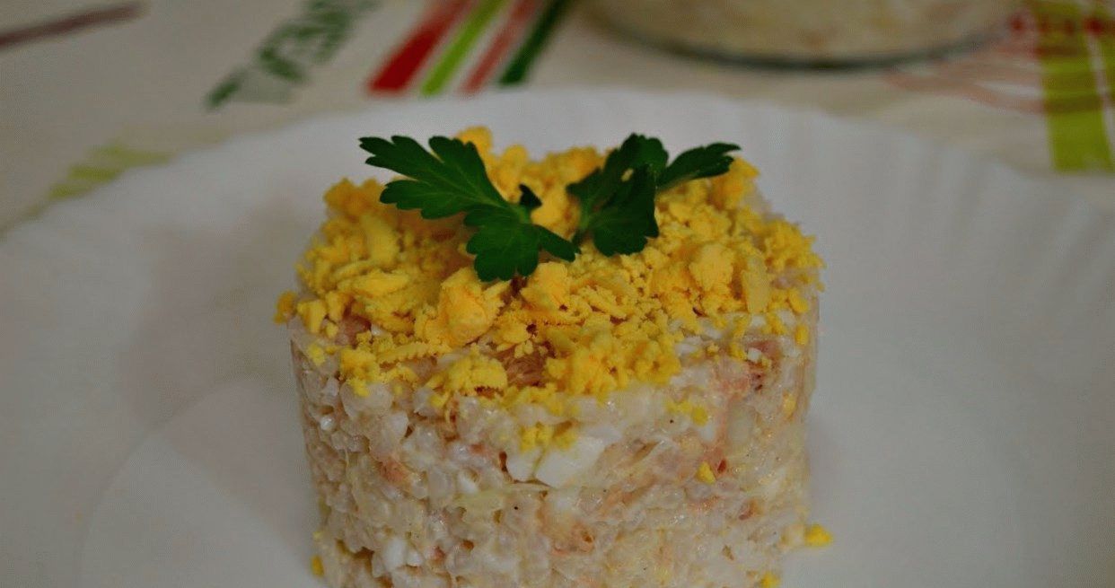 Рисовый салат с рыбной консервой