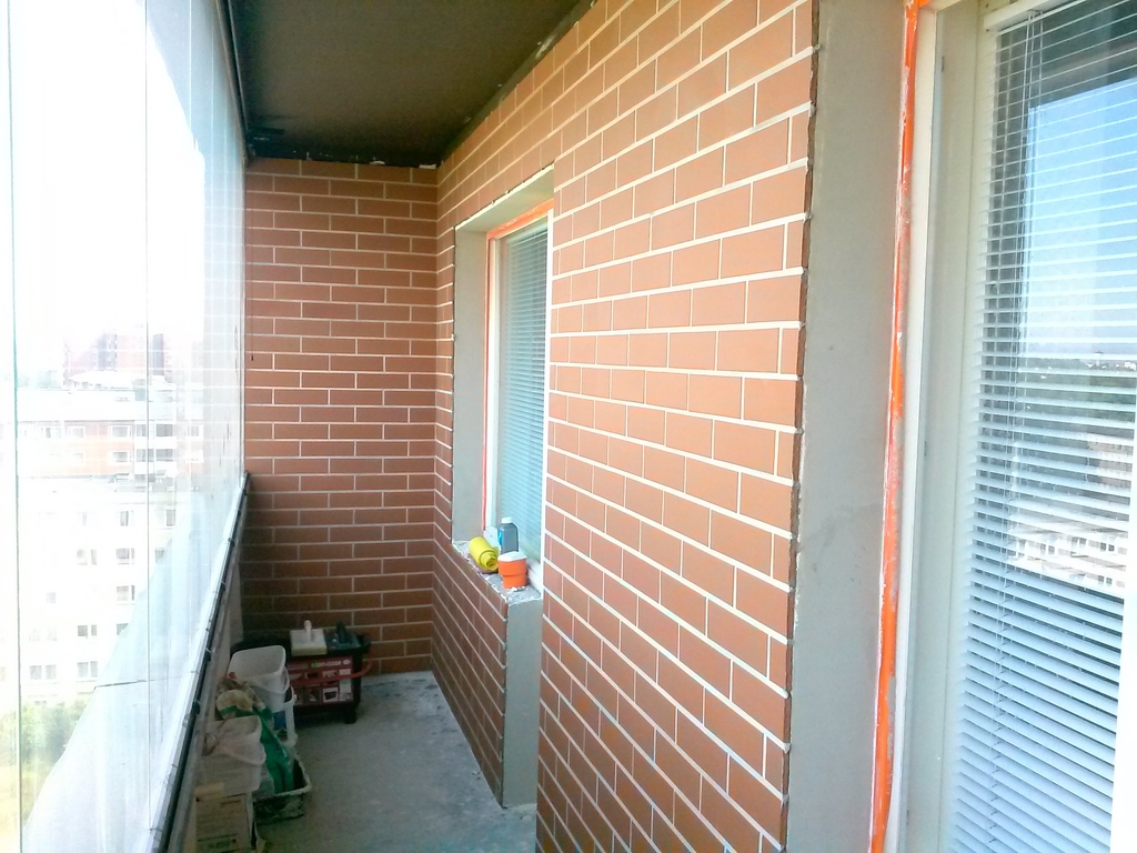 Как покрасить кирпичную стену на балконе?