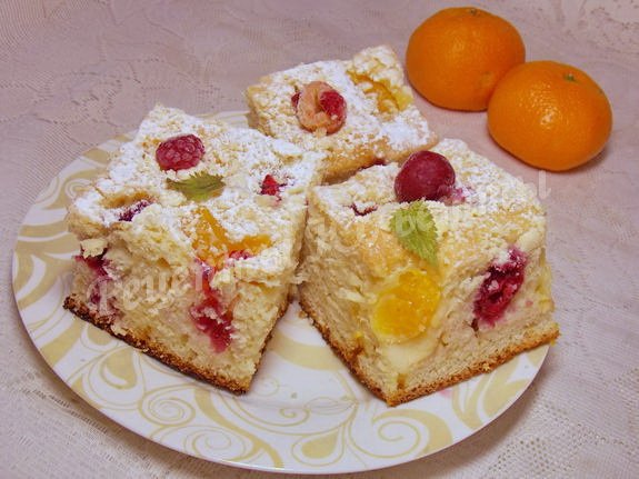Пирог на минералке с фруктами