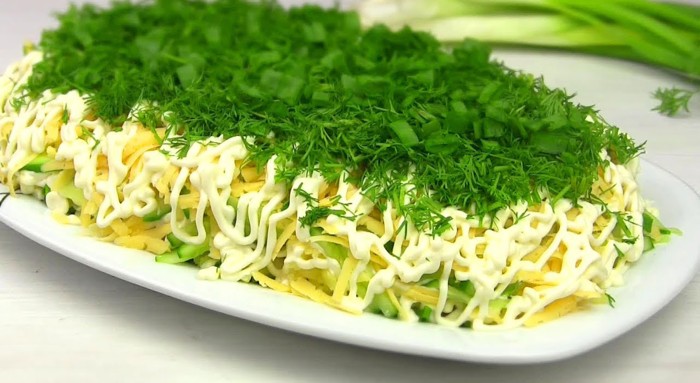 Слоёный салат с селедкой, свежим огурцом и сыром
