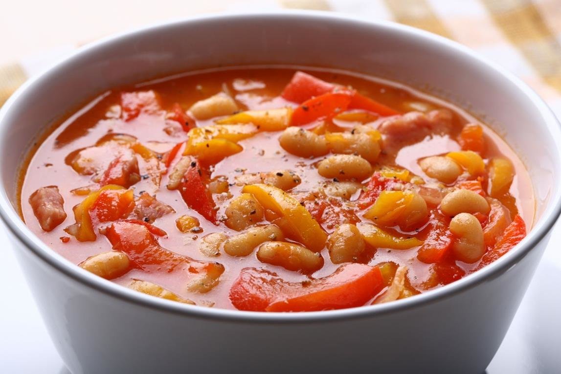 Фасолевый суп с помидором и чесноком