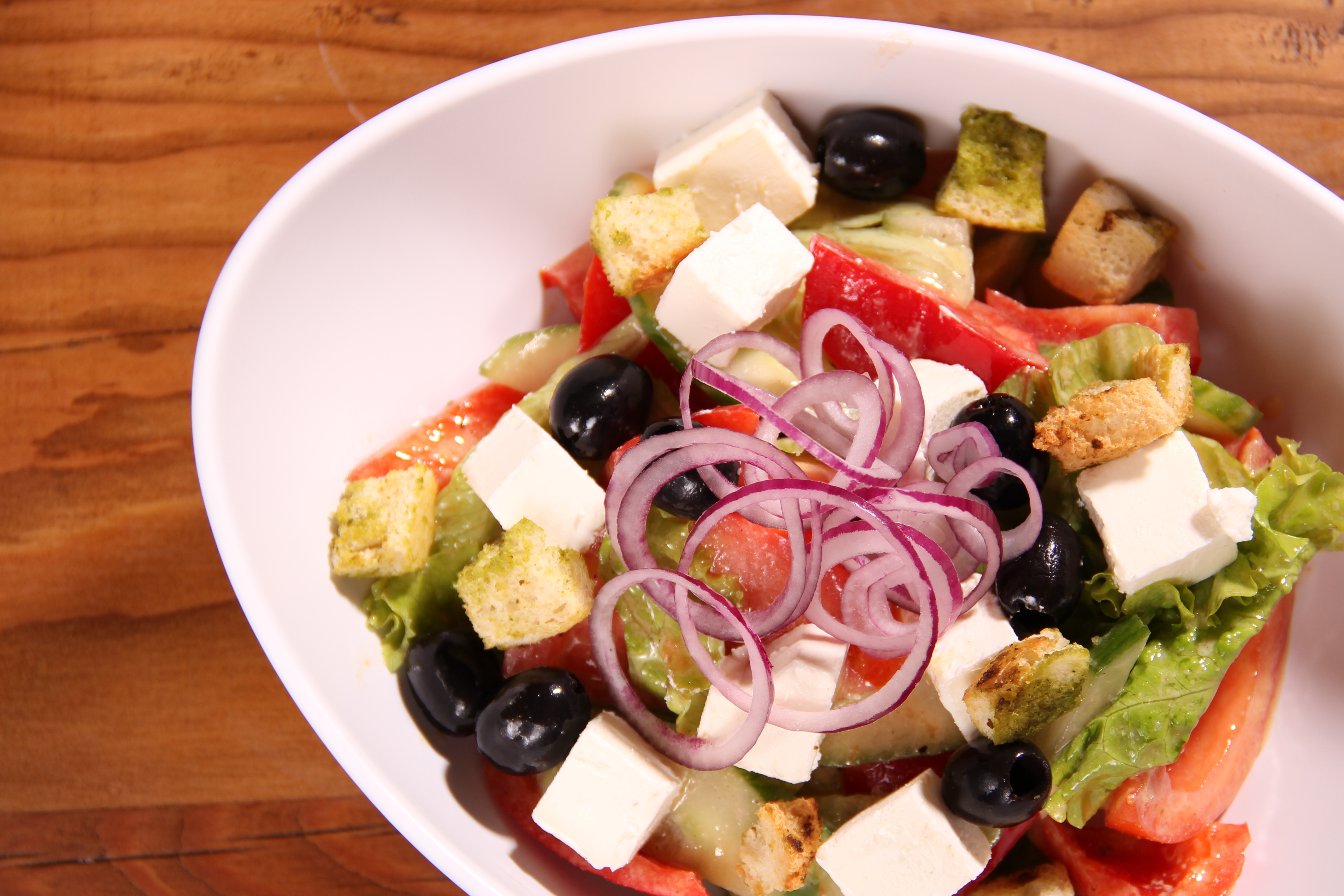 Греческий салат с кусочками жареной феты.