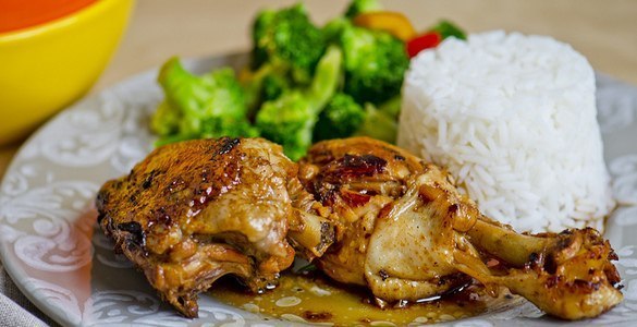 Адобо — популярное блюдо на Филиппинах. Готовят его чаще всего из курицы или свинины, хотя встречаются и рыбные или овощные варианты. Мясо тушат в смеси соевого соуса, укуса и специй, а затем обжаривают. Получается румяно и ароматно. Ингредиенты: - 1 целая курица или 3-4 куриные ножки * - 3 зубчика чеснока - 2-3 лавровых листа - 1 чайная ложка молотого черного перца - 1/2-3/4 стакана соевого соуса - 1/3 стакана белого винного уксуса - 1 1/2 стакана воды Приготовление: 1. Смешиваем вместе в кастрюле соевый соус, уксус, мелко порубленный чеснок, лавровый лист и молотый перец 2. Доводим до кипения 3. Помещаем в кастрюлю курицу в один слой, так чтобы жидкость почти полностью покрывала куски курицы. Закрываем крышкой, уменьшаем огонь и тушим 30 минут, периодически переворачивая кусочки курицы 4. Извлекаем курицу из кастрюли. Лучше всего это сделать шумовкой, чтобы избавиться от лишней жидкости 5. Соус оставляем на плите, чтобы он немного уварился 6. Кусочки курицы обжариваем на сковороде до золотистой корочки Адобо из курицы обычно подают с рисом, полив соусом.