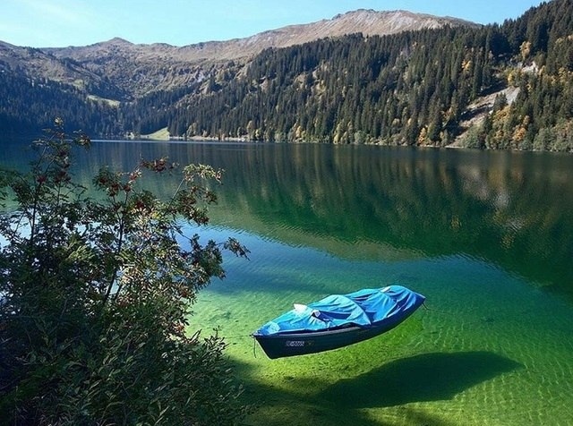 Голубое озеро, в котором нельзя купаться