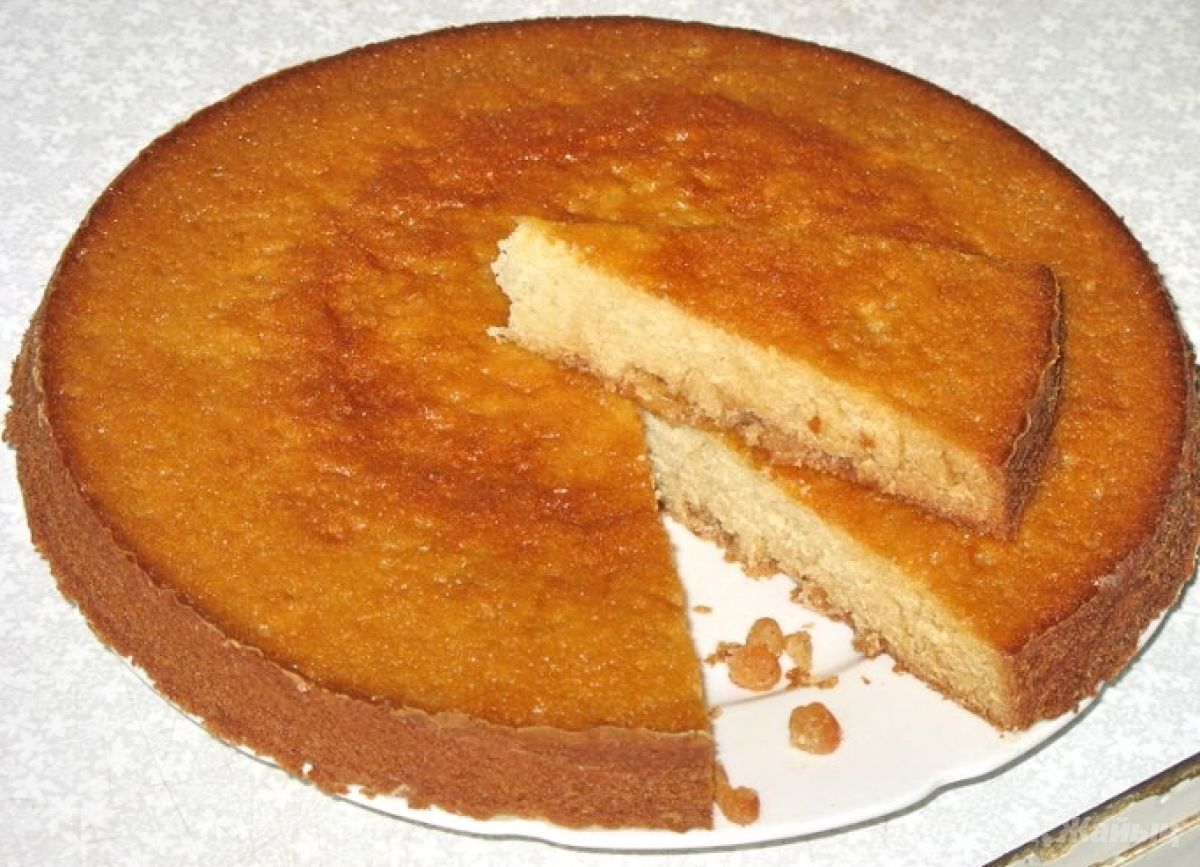 Рецепты пирога со сгущенкой простые. Бисквит манник на кефире. Торт манник на кефире. Бисквит из сгущенки. Пирог со сгущенкой.