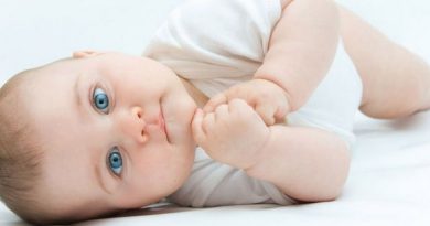 Почему новорожденный ребенок может запрокидывать голову назад