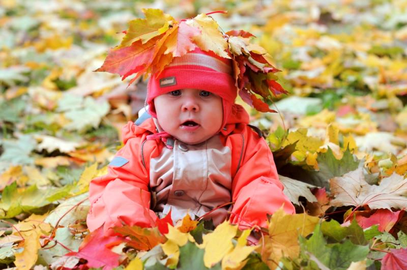 5 советов, как гулять с малышом до 1 года осенью