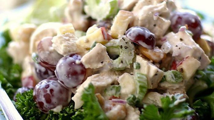 Куриный салат с виноградом и орехами
