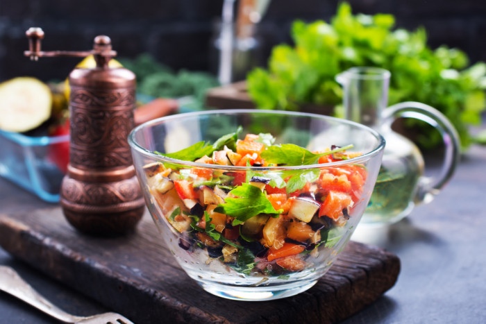 Салат из жареных баклажанов со свежими овощами
