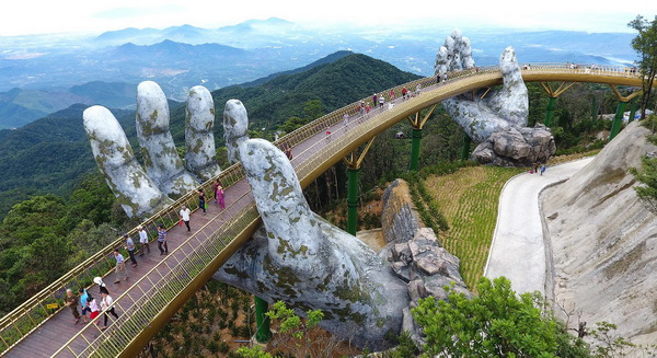 «Золотой мост» во Вьетнаме покоряет сердца тысяч туристов