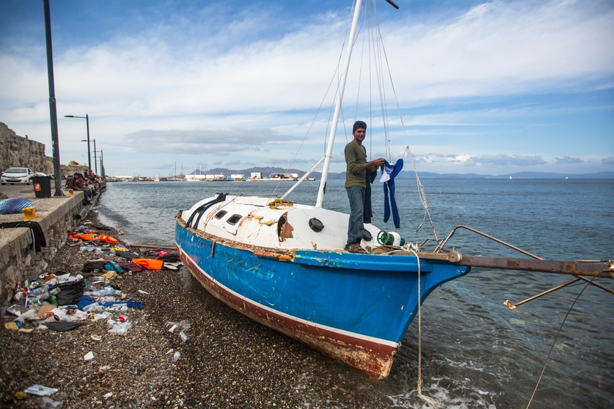 КОСо смотрят. Как уживаются на греческих островах туристы и мигранты