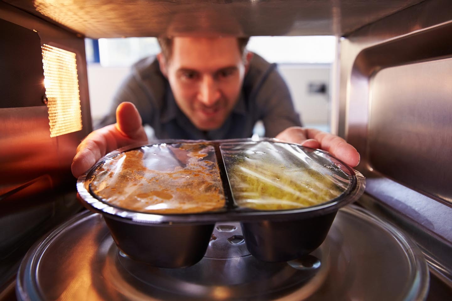 Какие продукты нельзя класть в микроволновую печь