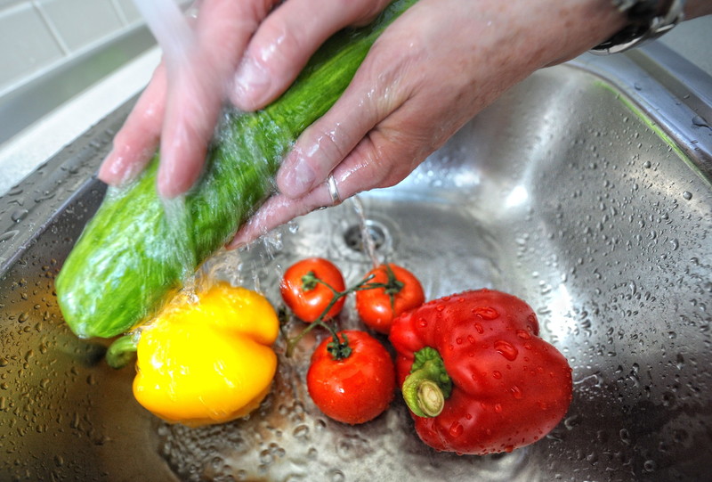 Как мыть овощи и фрукты?