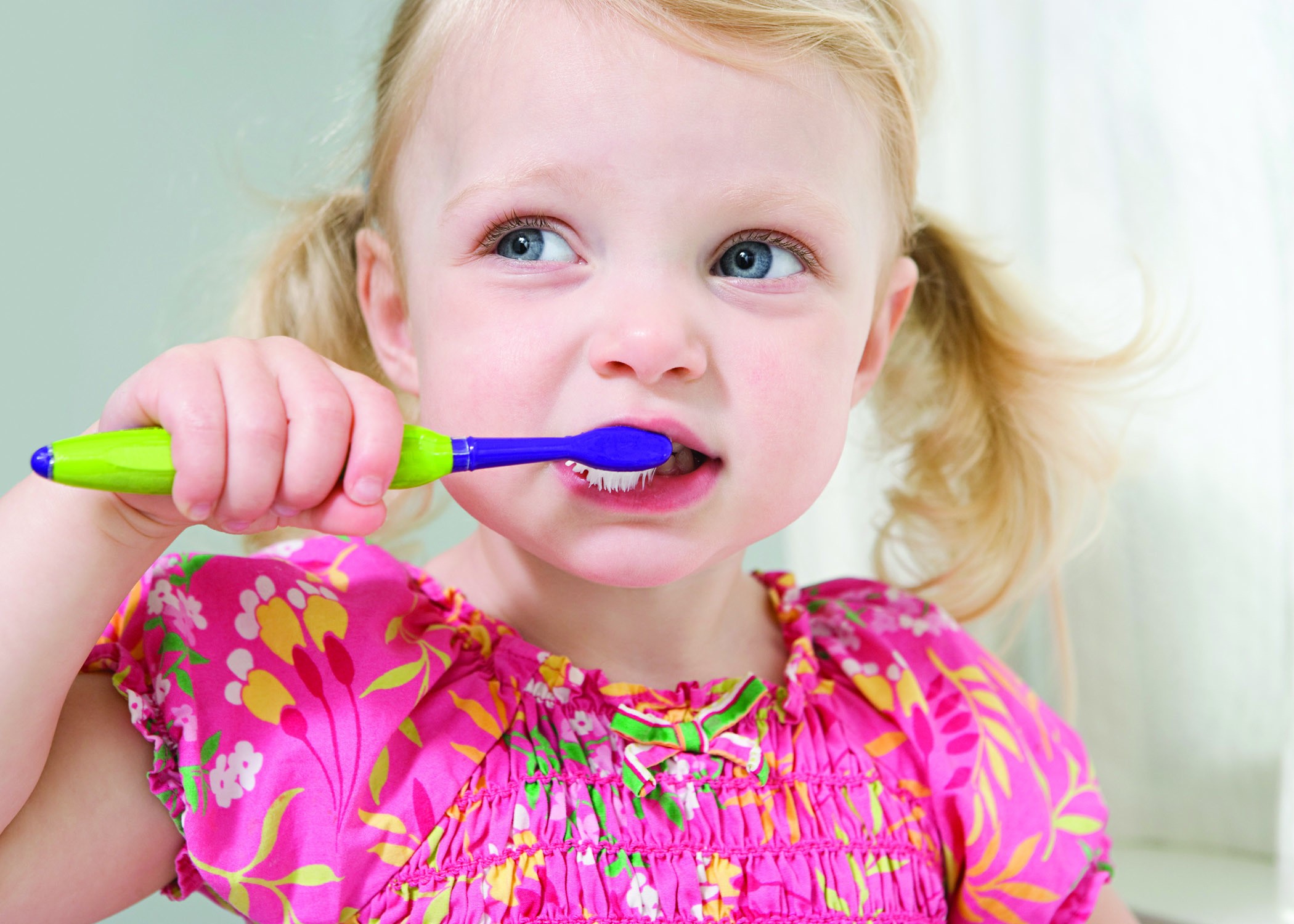 Гигиена детей 2 3 лет. Ребенок чистит зубы. Зубная щетка для детей. Гигиена полости рта для детей. Гигиена рта для детей.
