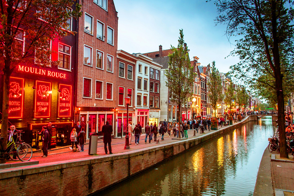 Посещение квартала красных фонарей ночью в Амстердаме опасно для туристов