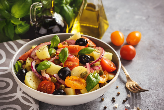 Картофельный салат с оливками и каперсами
