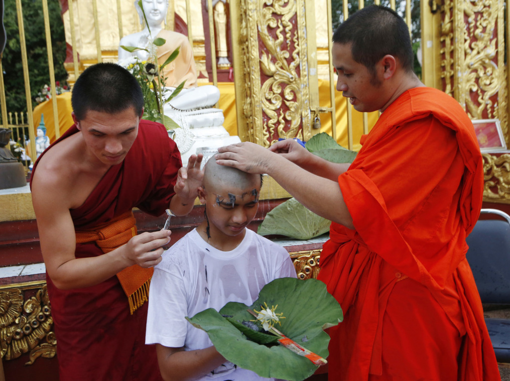 Спасенных из пещеры в Таиланде подростков и тренера посвятили в послушники и монахи